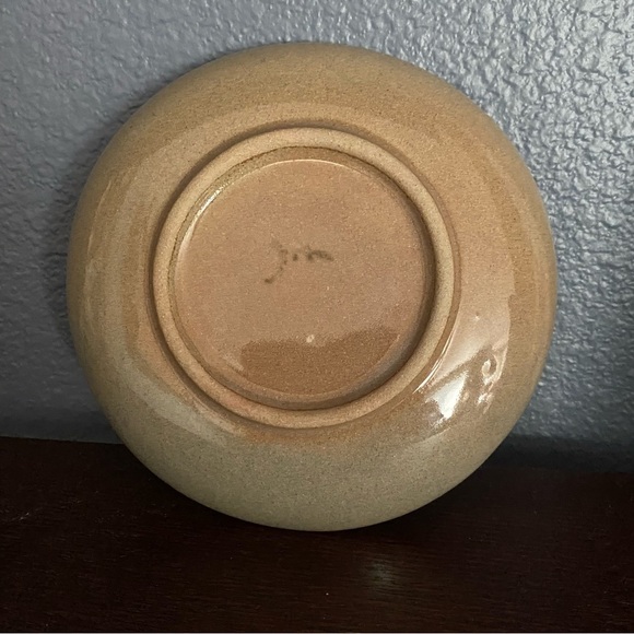 studio pottery dish with Daisies signed by artist - Picture 2 of 4